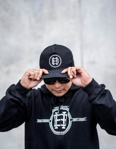 BLACK & WHITE HOMBRE EMBLEM | HOMBRE CLASSICS
